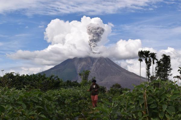 喷发中的锡纳朋火山