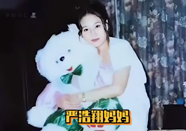 严浩翔自称颜值"全家垫底",晒出妈妈和姐姐生图,果真说的实话