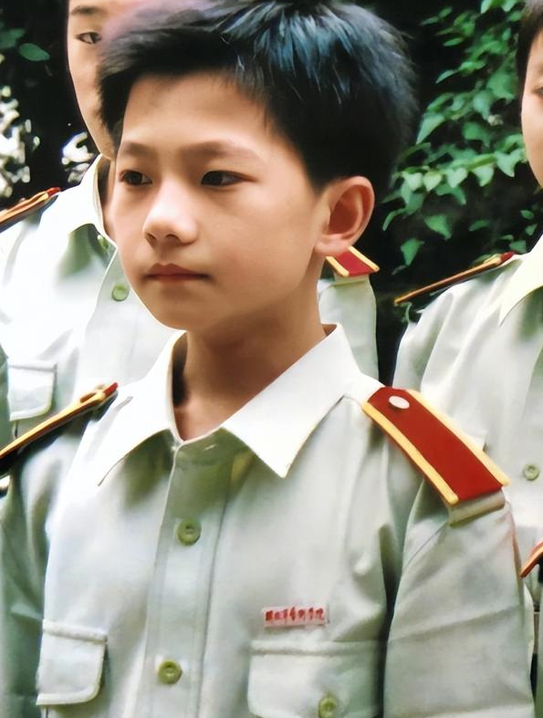 "军艺校草"难道是"大本"毕业?杨洋学历被扒,果真是笨蛋美人