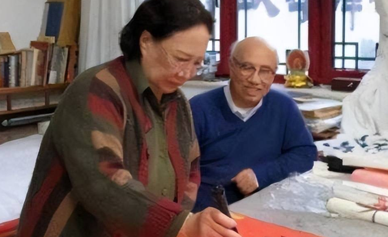 孙桂田的第一任丈夫严老师,两个人在京剧团相识,他们互为播音搭档.