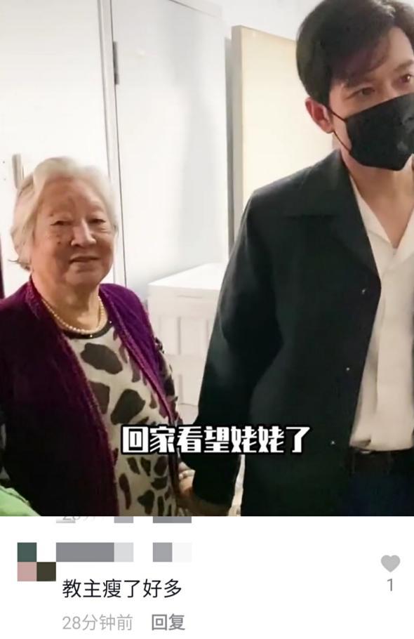 黄晓明回老家看望姥姥,身后大爷太抢镜!遭网友发问:杨颖呢?