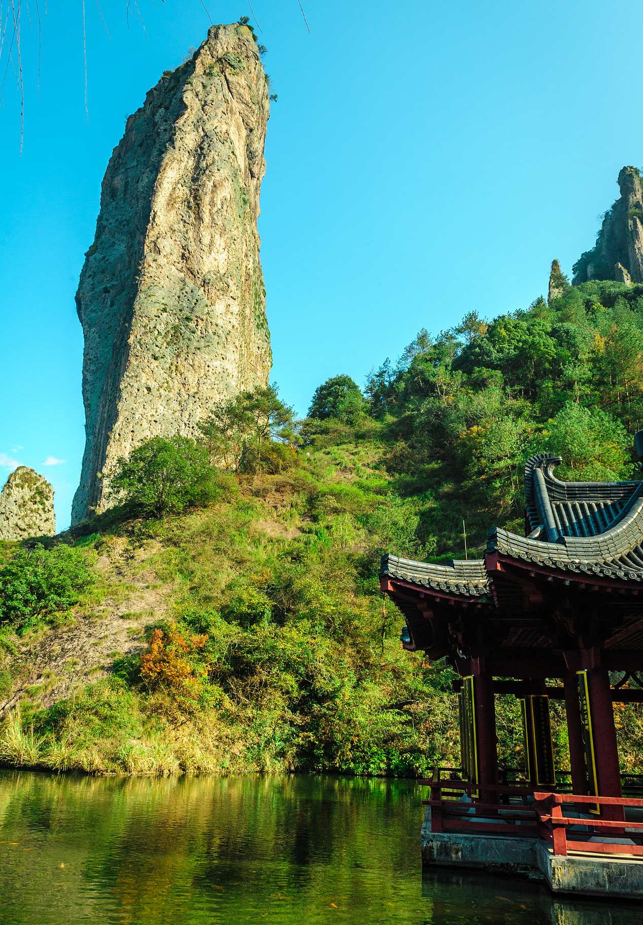 雁荡山的东大门景区,四季宜人,以悬崖叠嶂,奇峰怪石而闻名