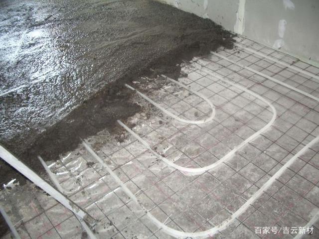 家里鋪地暖回填后要不要找平？用石膏自流平回填找平二合一(圖1)
