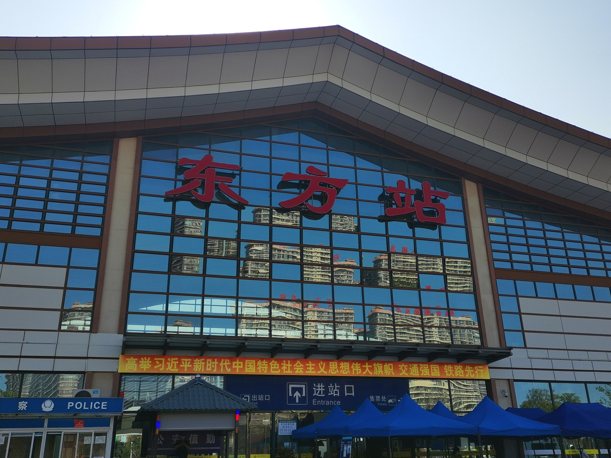 海南东方站前广场,被对面小区"承包"了,东北候鸟都拿着大音箱