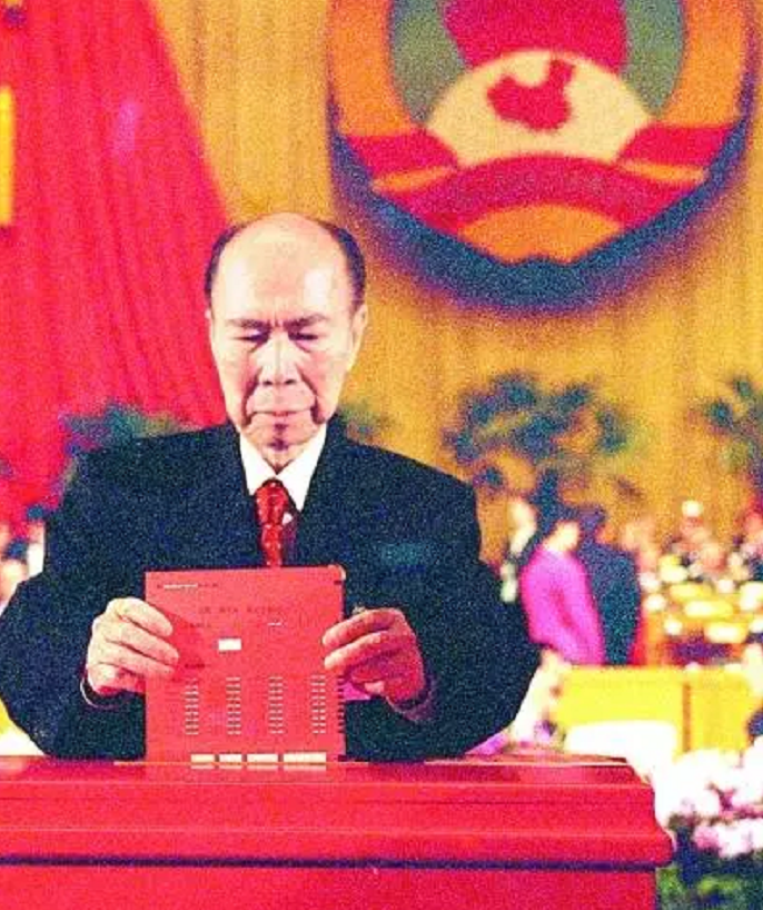 回顾:澳门回归前,马万祺前来提醒:定要驻军,中央得知:放心