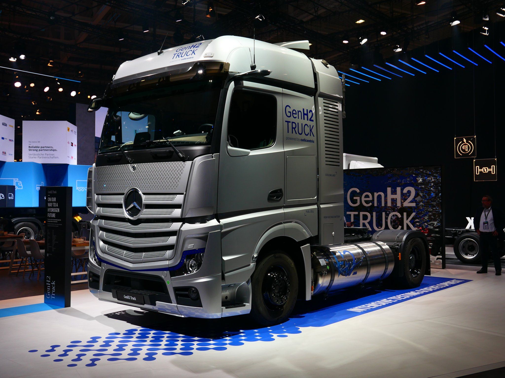 全球首例液态氢重卡 续航破1000公里 奔驰开创新能源崭新时代