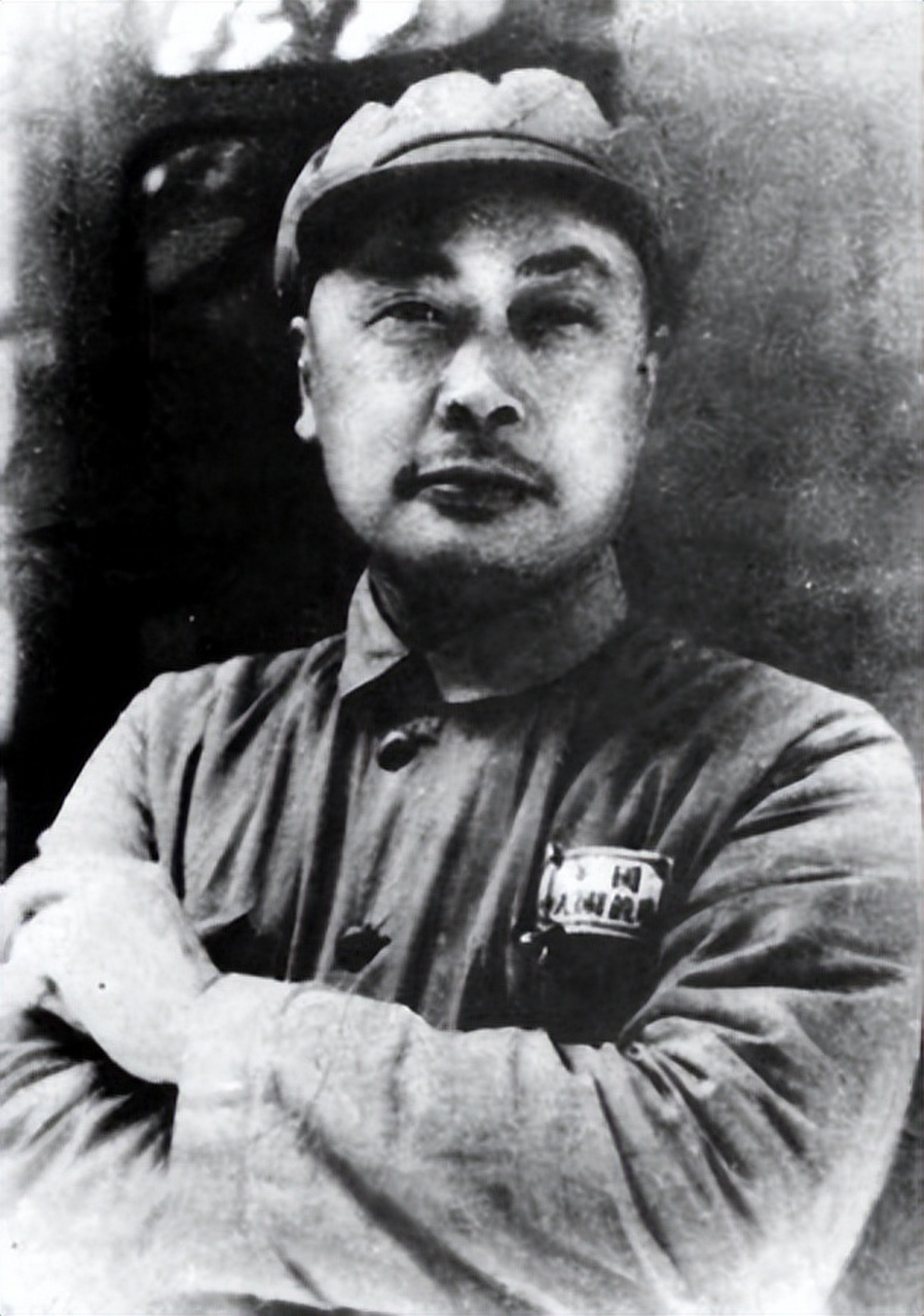 1938年,新四军司令陈世俊去买香烟,结账时候无意看见店老板的手镯.