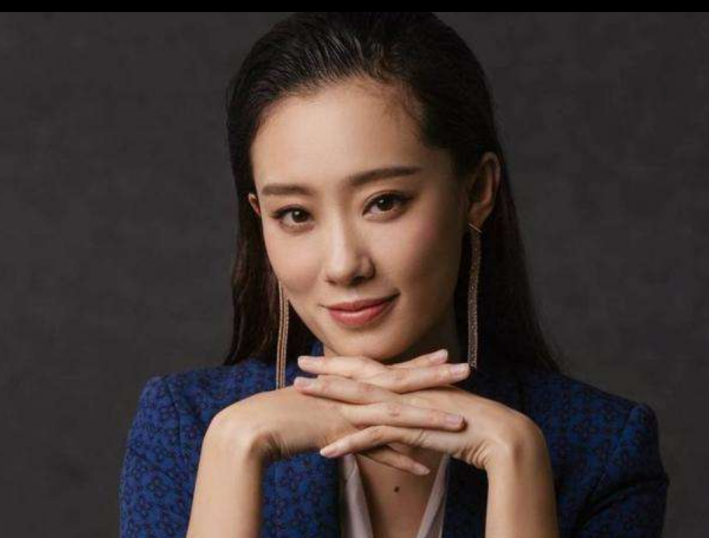 因春晚跷二郎腿走红,是冯巩的"爱女",如今加入贾玲公司