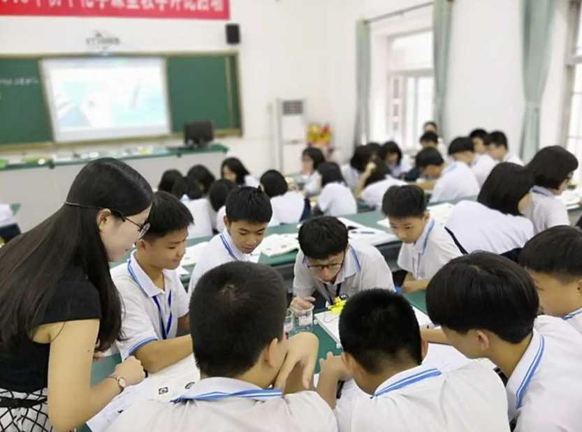 一温州中学老师上课惊现不雅聊天记录,大尺度内容不堪入目