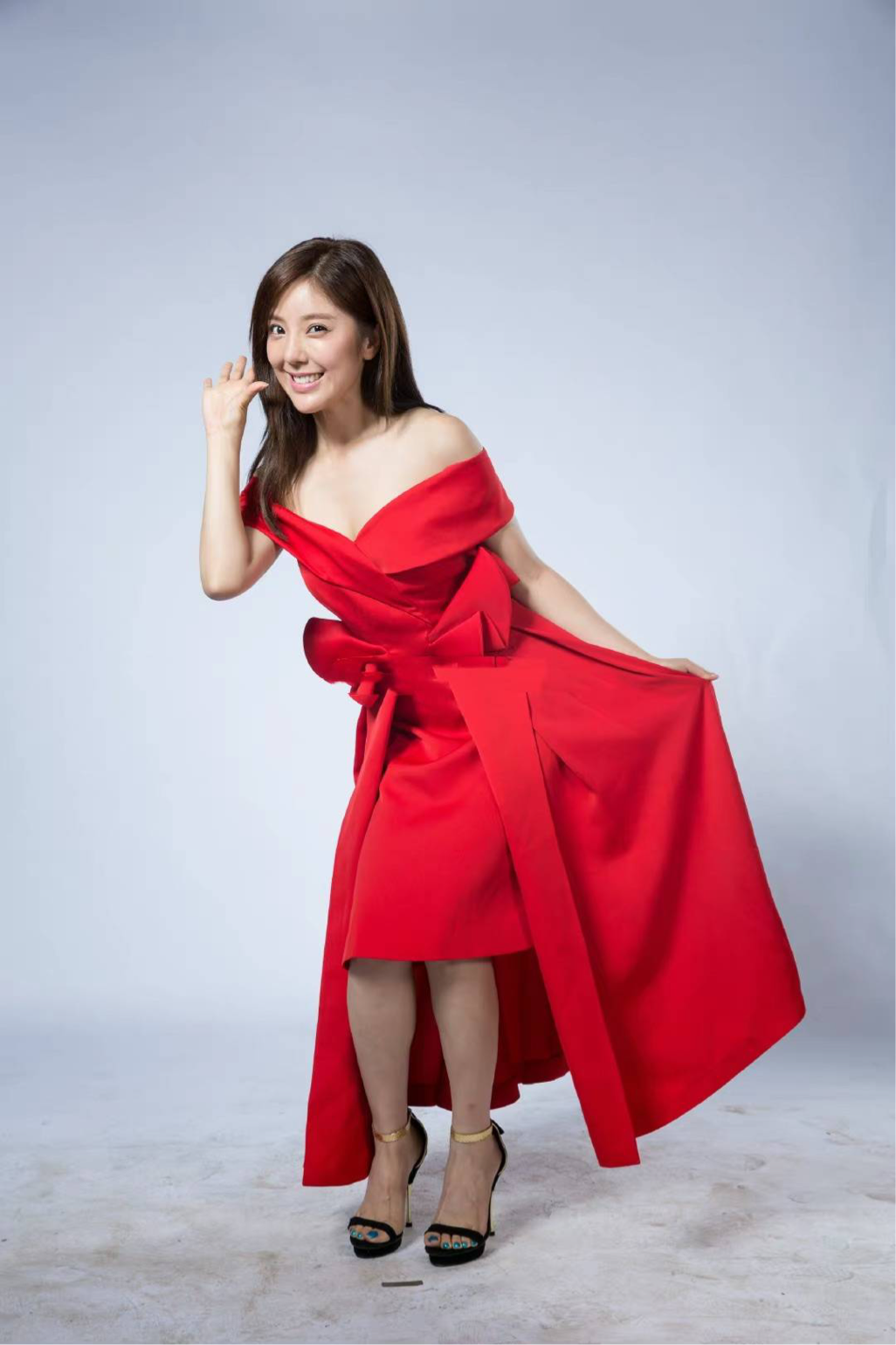 宅男女神赵奕欢近照曝光,穿背带裤一颗扣子都不系,身材已经发福