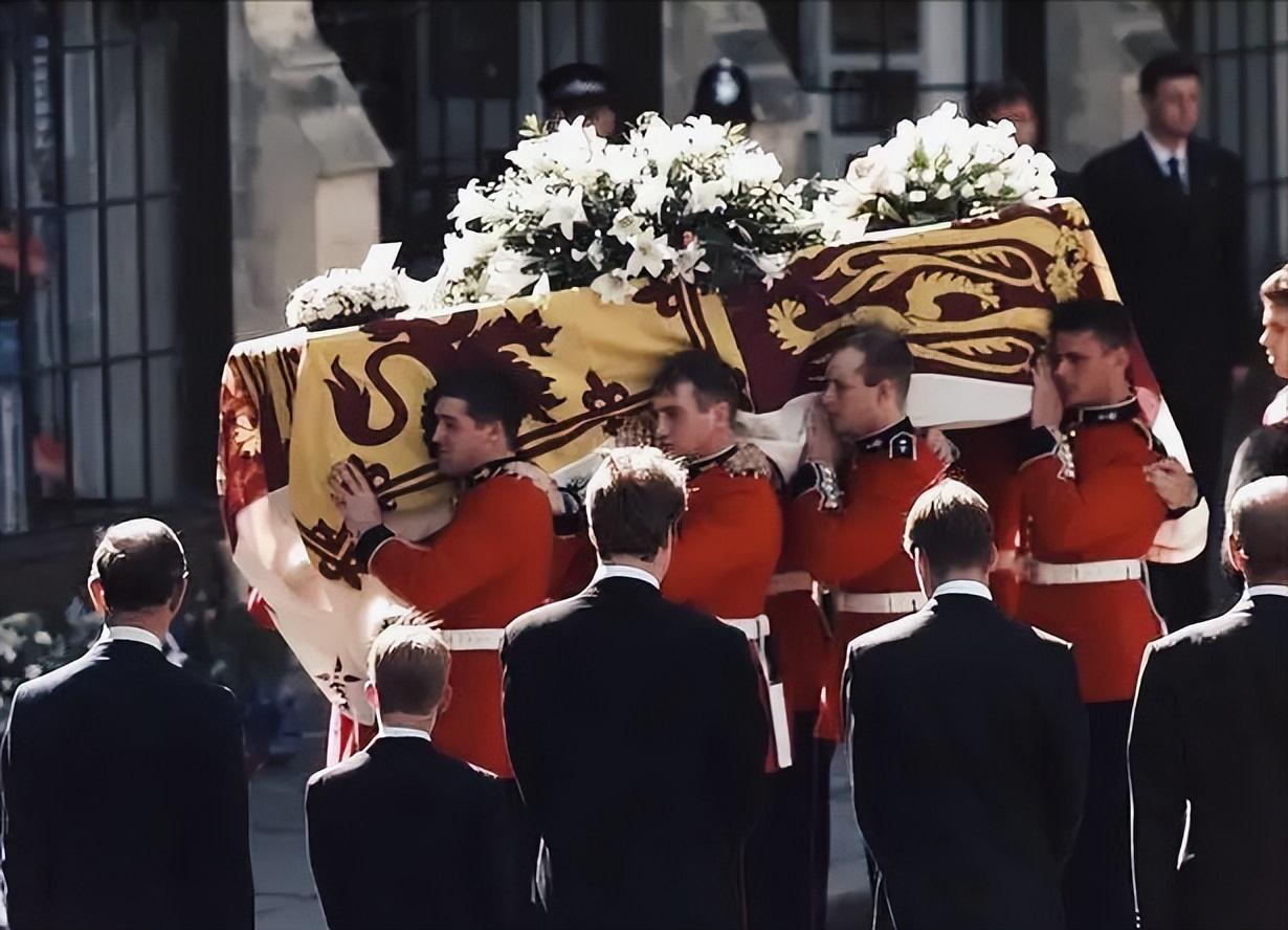 回顾英女王去世:不火化不土葬,放入500多斤铅棺,和丈夫合葬