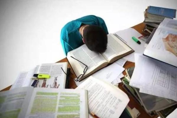 广东佛山一小女孩跪在孔子像前呜呜痛哭,称没考好给父母丢人了