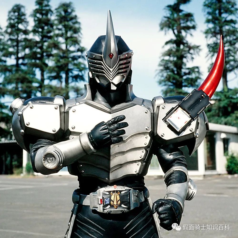 假面骑士坚甲的召唤机:金属召唤机大揭秘!拥有粉碎铁块的威力!