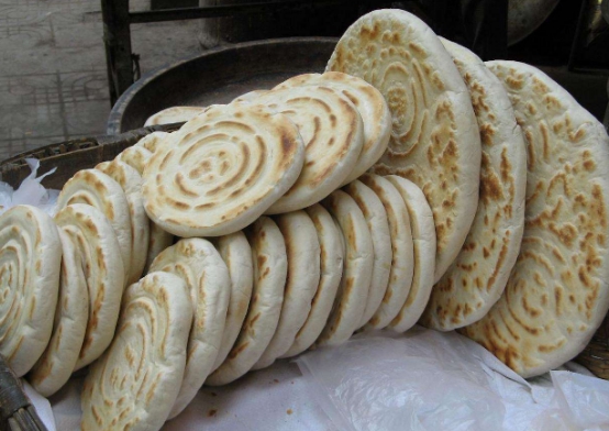 外形像头盔一样的博望锅盔闻起来香气扑鼻吃到嘴里很有嚼劲