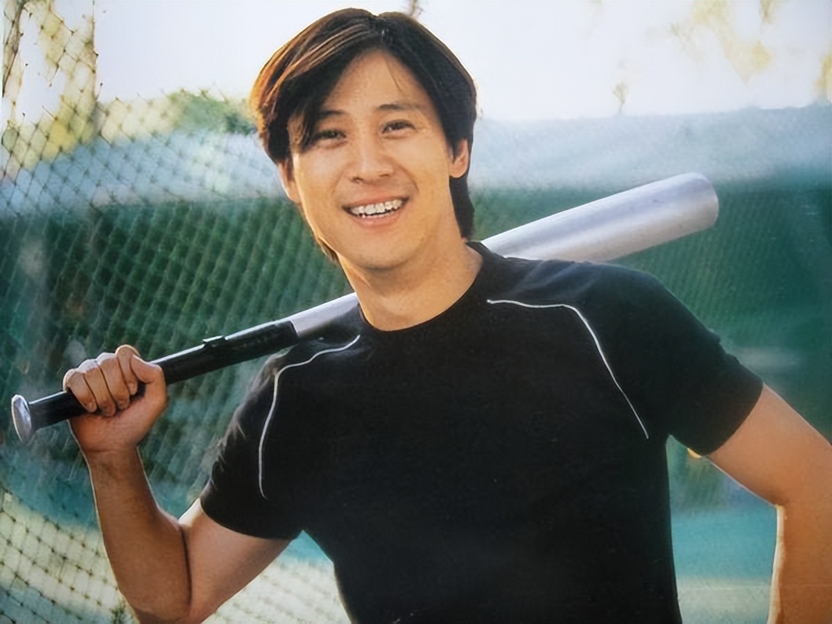 14次上春晚,27岁爆红,巅峰时退出,解晓东现在怎么样了?