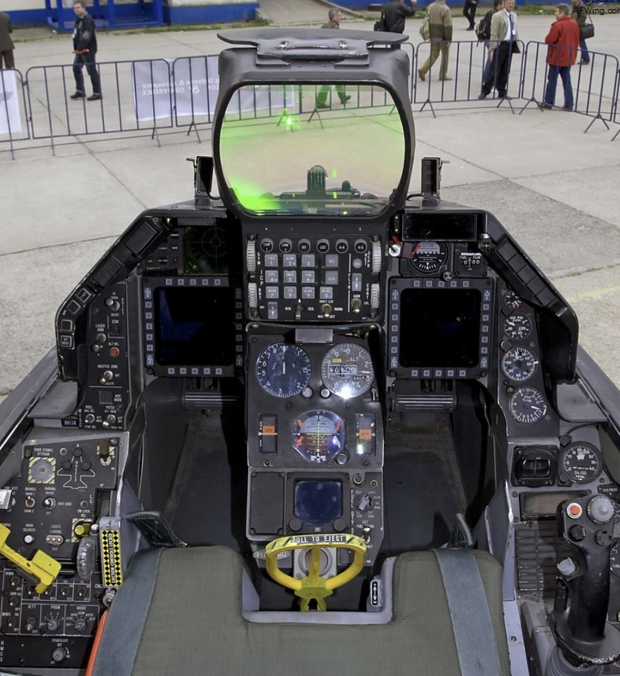 f-16侧杆操作引领潮流,多国战机争相模仿,我试飞员坦承优点多多