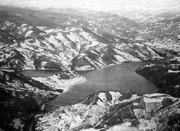 一,长津湖地区的地形对志愿军更有利