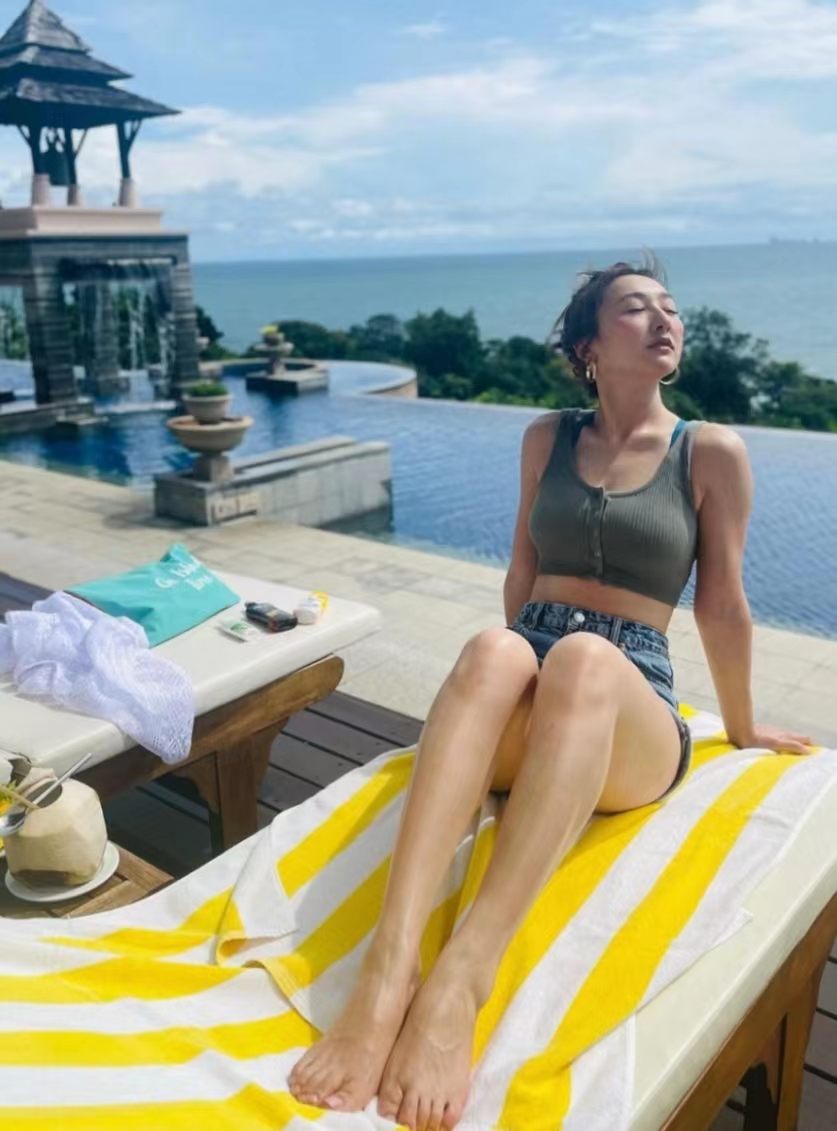 甜美!36岁高海宁晒男友视角照疑坠爱河,一身低胸长裙秀丰满上围