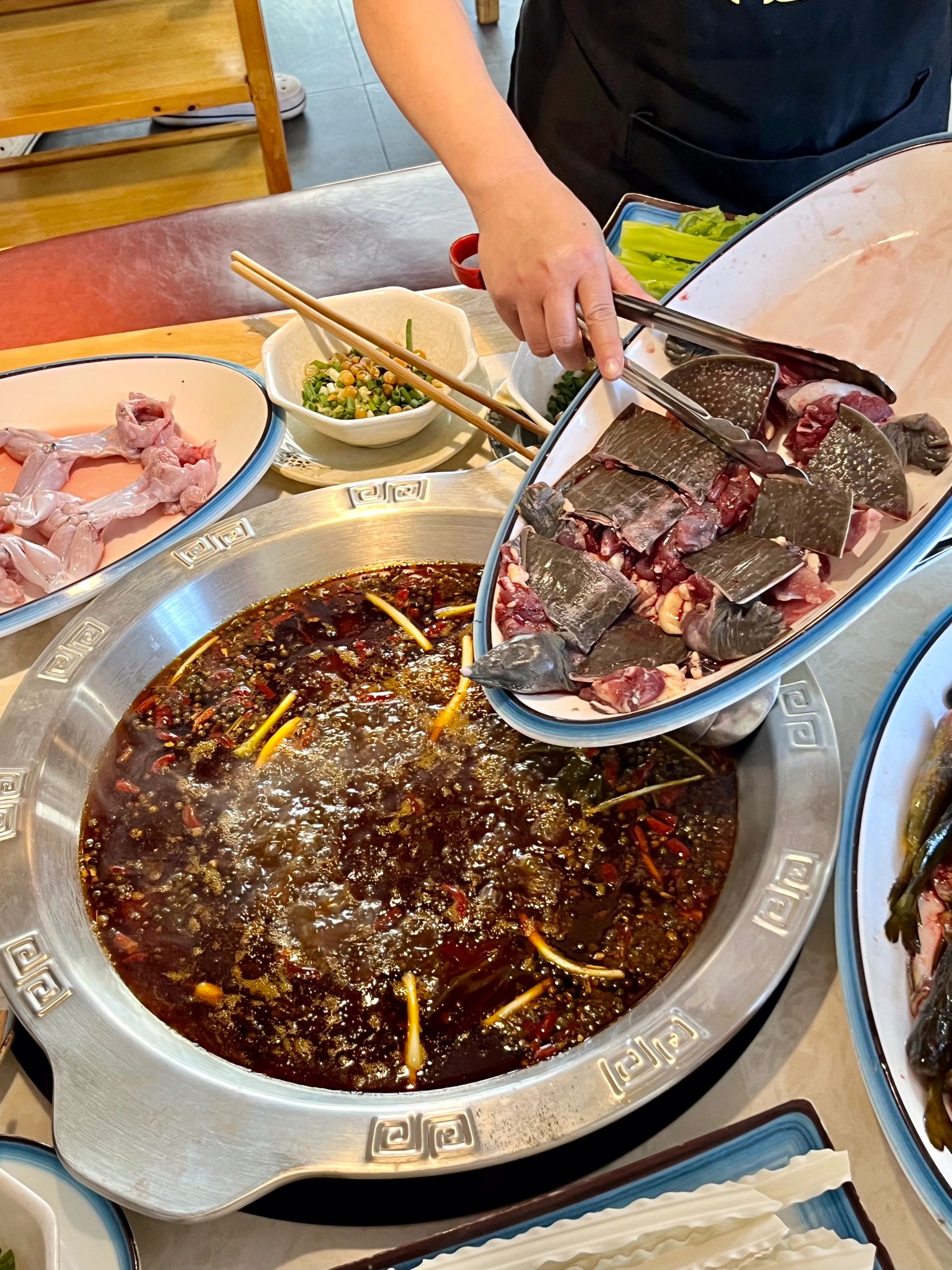 居然还有甲鱼诶我们点了蛙蛙三角峰还有甲鱼