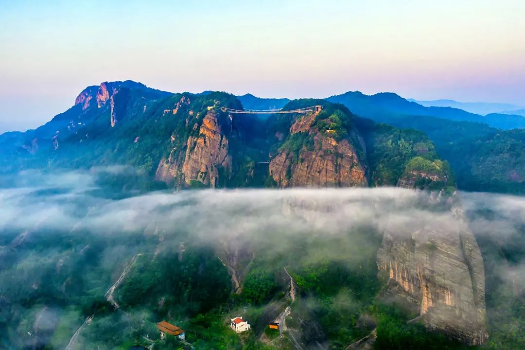 "石牛寨八景:一牛二龟三关险四桥五寨六线天七奇石八寺庙百零八崖景