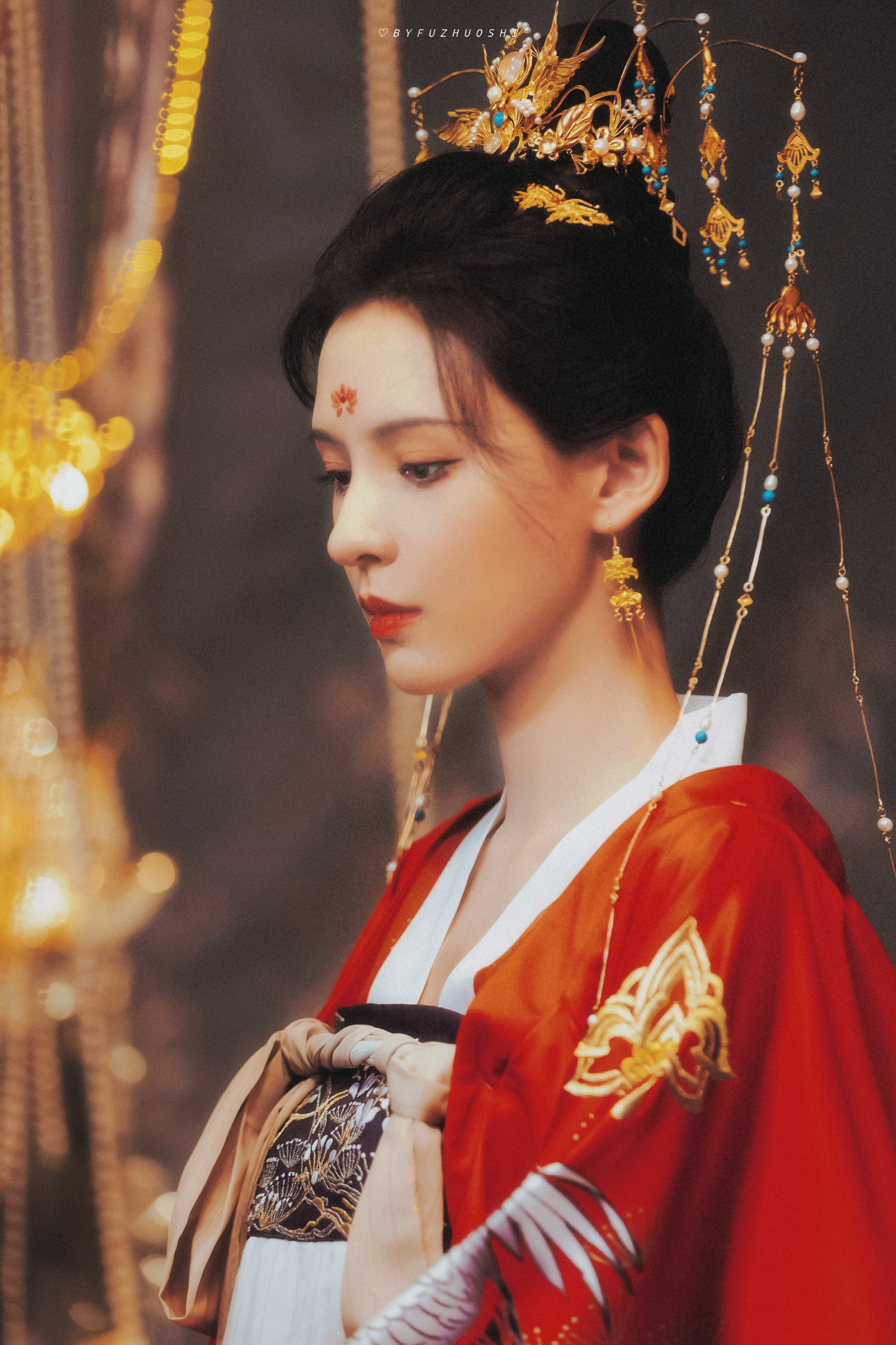 张予曦穿上"汉服",仿佛穿越回了古代,像是端庄高贵的公主