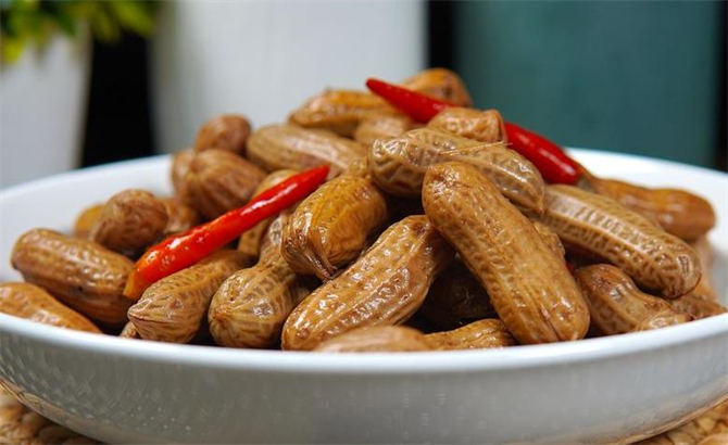 盐水花生入味好吃有秘诀,学会这一招,清香不发黑,味道不输饭店