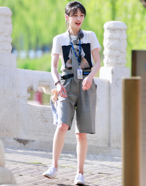 郑爽的"体验官证件照"曝光,被迫卸掉妆容的她,素颜美回小仙女