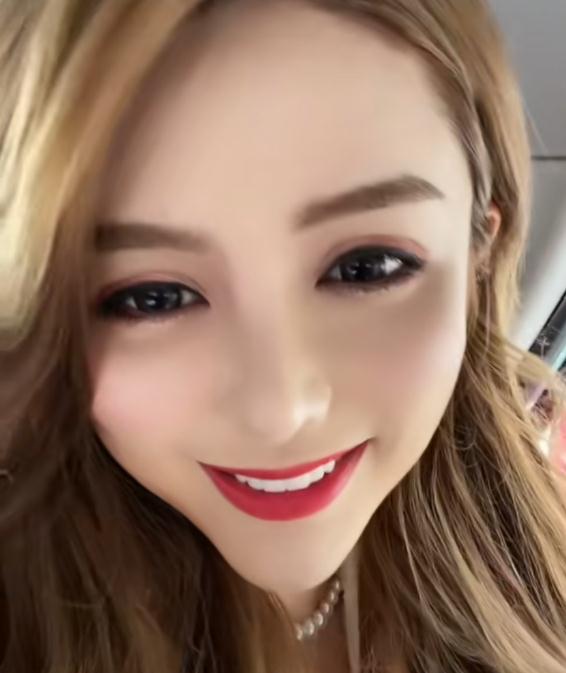 蛇精脸还有人看?前斗鱼一姐再度整活,下巴尖得跟锥子似的