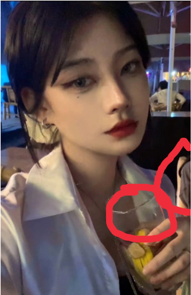 西红柿ovo现身夜市被赞接地气,精修照p图痕迹依旧很重