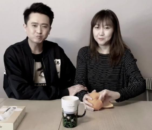 央视主持杨帆:暗恋张蕾8年,娶青梅竹马妻子,女儿成漏风小棉袄