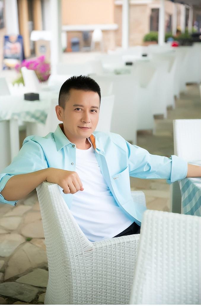 姬晨牧:母亲是演员张百灵,娶初恋张焕引,幸福美满