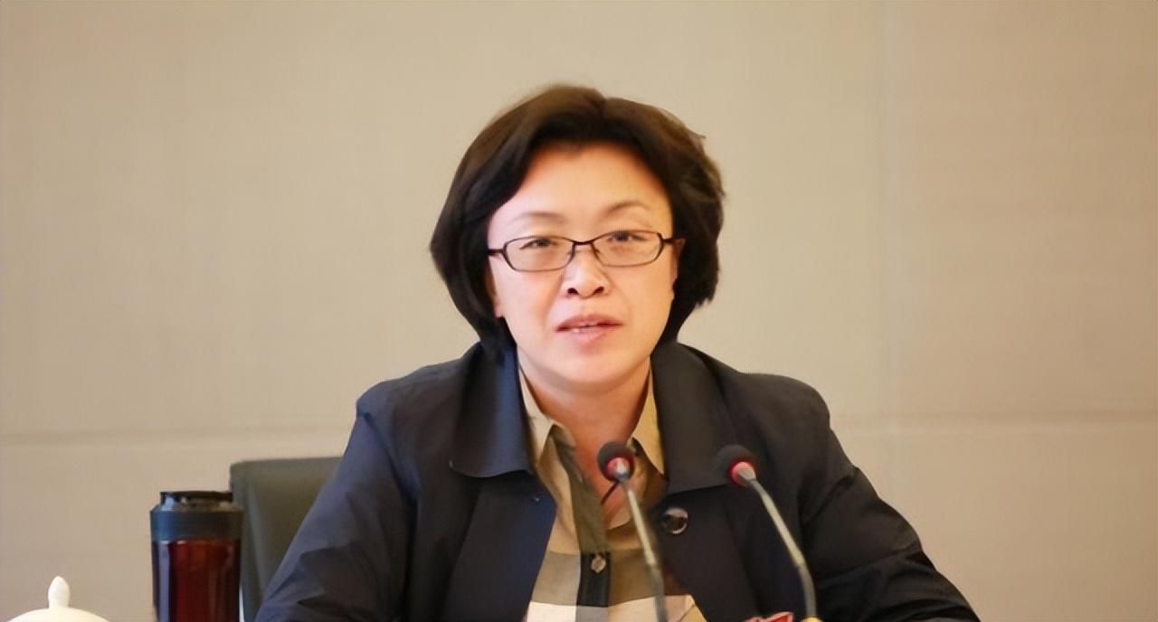 美女巨贪杨晓波三年敛财1430万为升官与数十名上下级有染