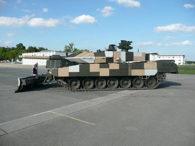 (配备短管炮的豹2,因专注于城市作战而得名 城市豹,巷战豹)