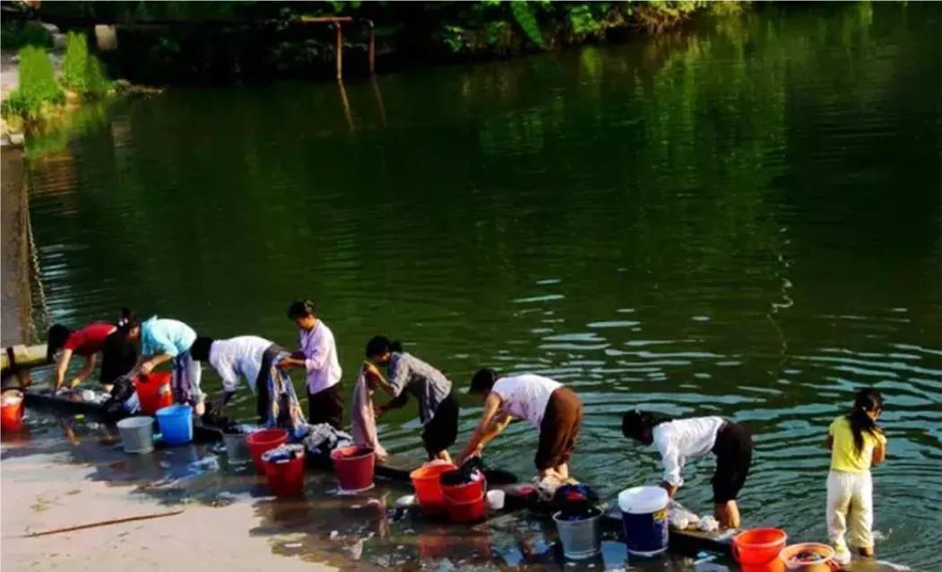 农妇河边洗衣服引争议,城管:这是违法,网友:涨见识了!