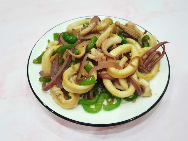 香辣鲜嫩的酱爆鱿鱼圈,嚼劲十足,美味超下饭