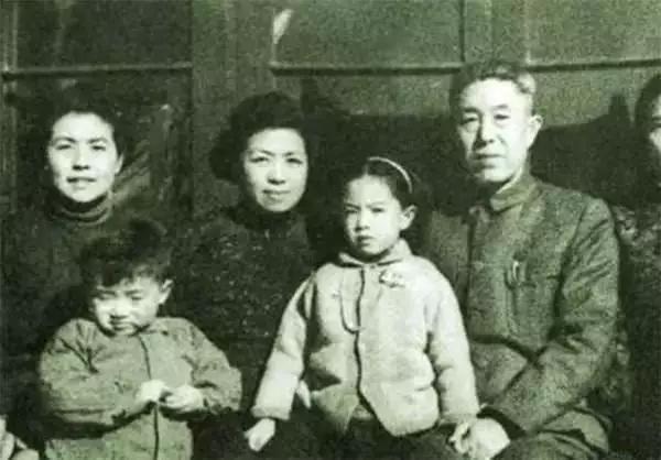 黄埔军校的冒名顶替生:国军铁血抗日名将,去世后葬八宝山公墓