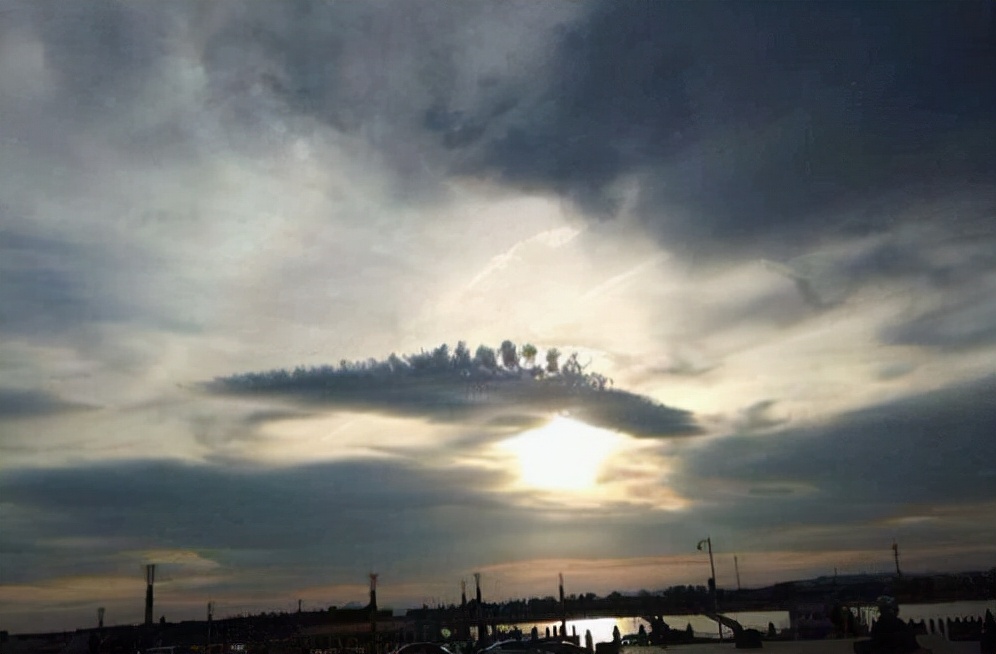 市气象局相关人员解释说,这个并不是海市蜃楼,而是罕见的雾影上头现象