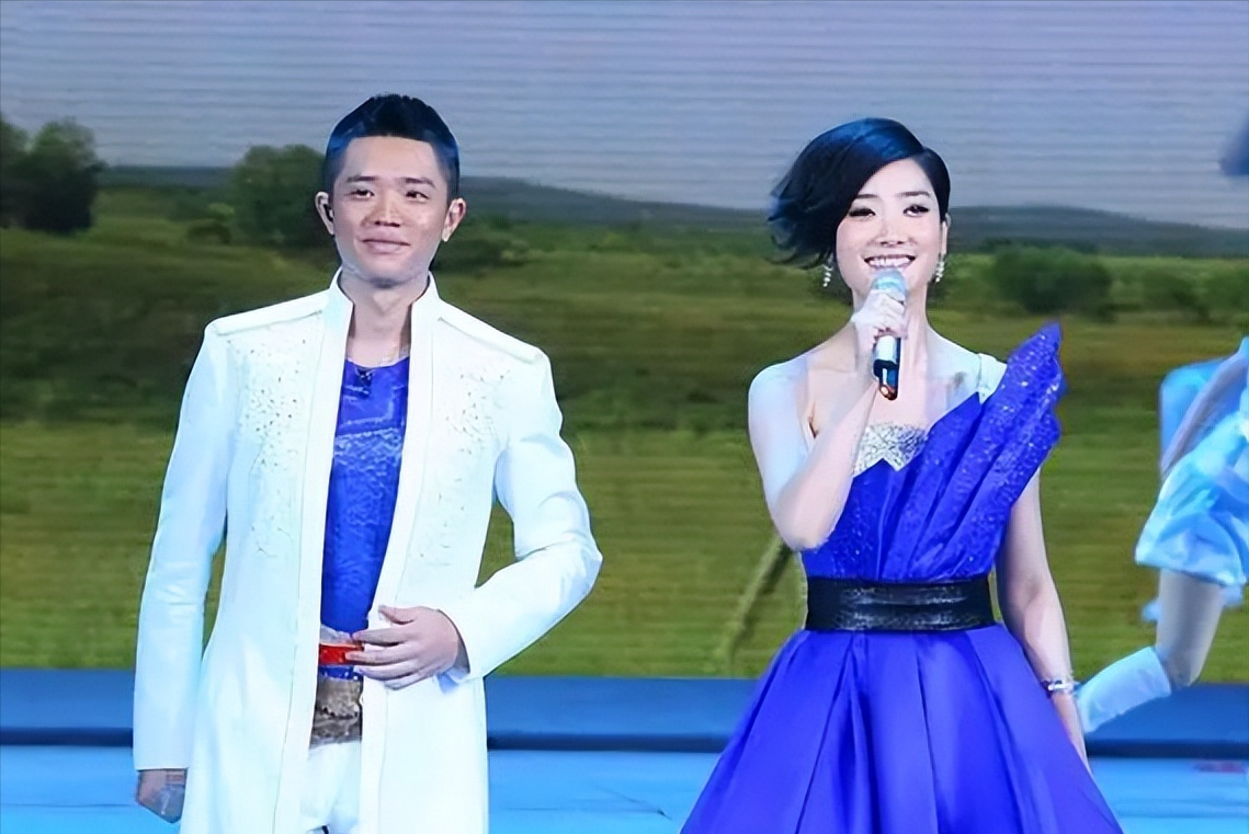 在《自由飞翔》中,有说唱,很多人以为只是前奏,并不知道这一小段其实