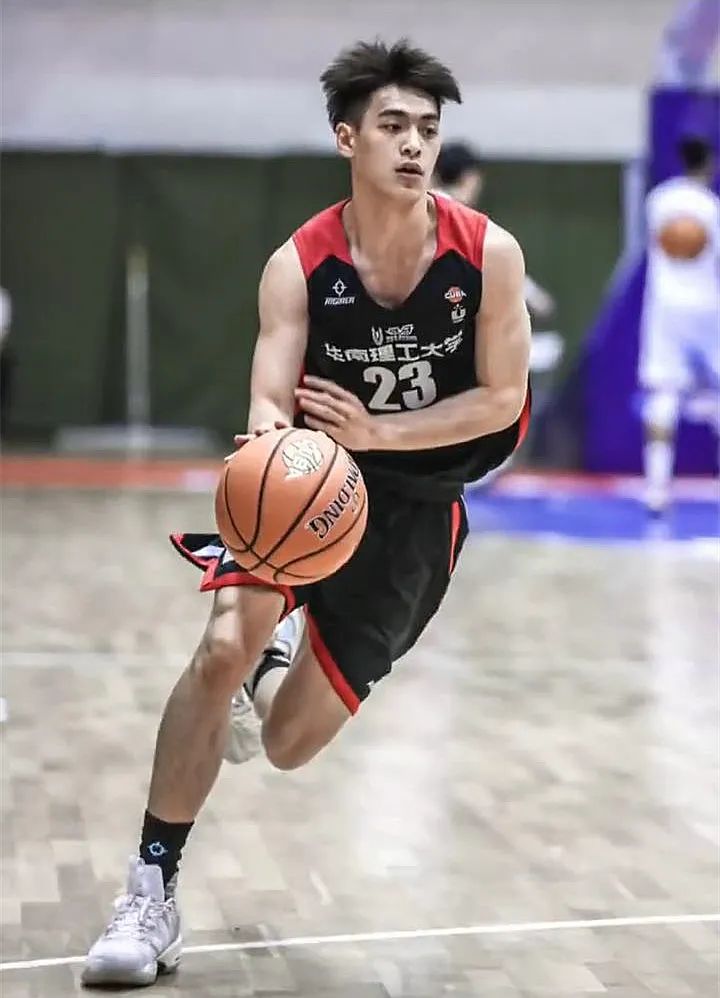 00后篮球体育生校草,被阳刚帅气的模样迷倒了!