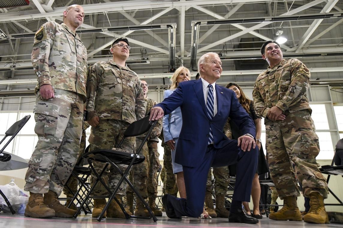 拜登又突然单膝跪地,以色列女官员十分享受,美国网友骂声一片