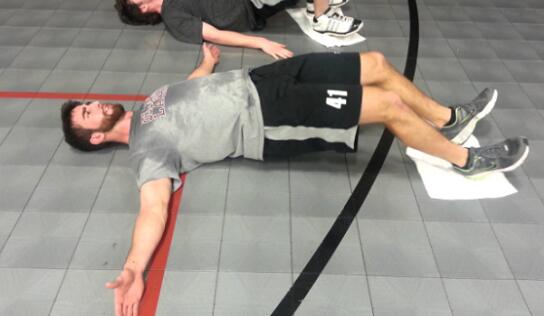 在家怎么开启健身?教你三个居家锻炼动作,0器械练遍全身肌肉