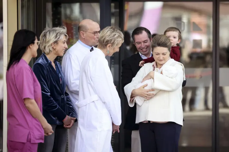 卢森堡的威廉和斯特凡妮展示了他们的新生男婴