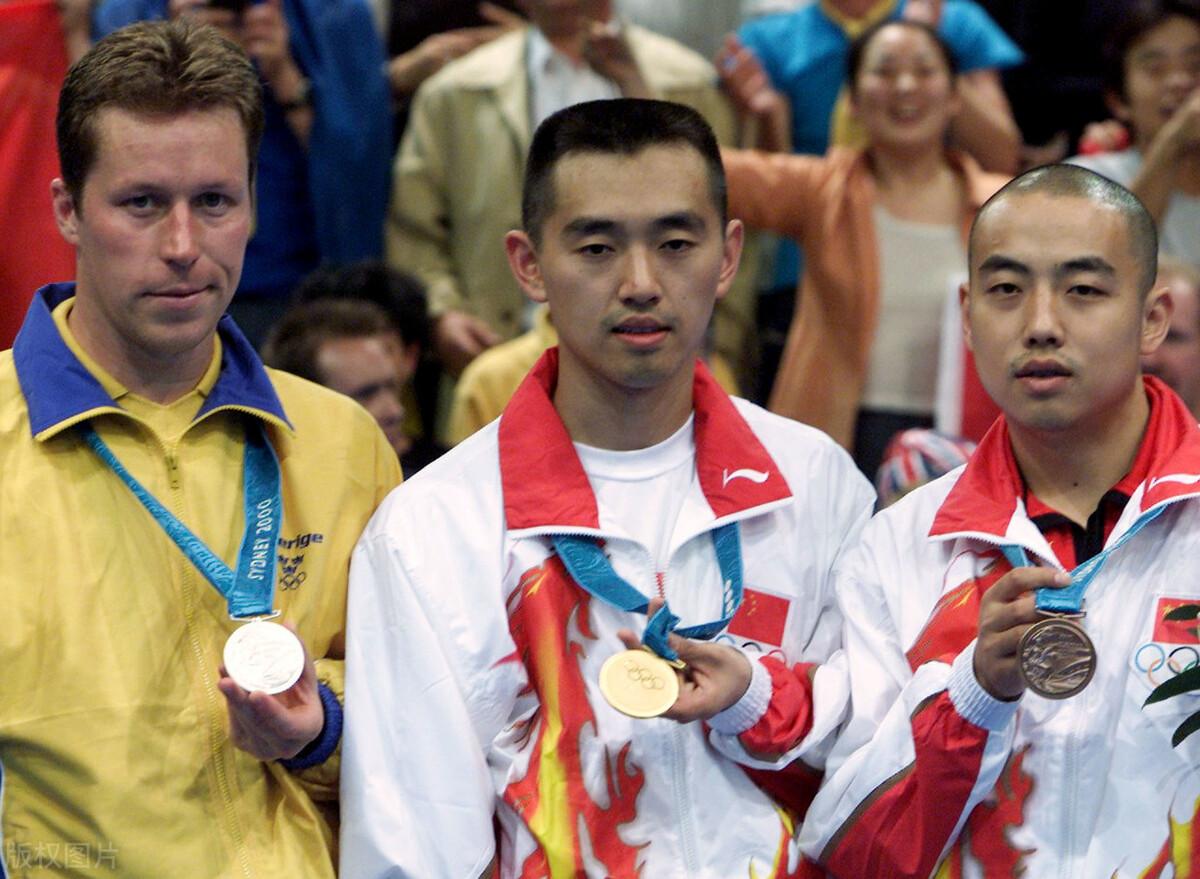 47岁孔令辉现状!身材发福在酒瓶上签名,至今单身,有望回归国乒