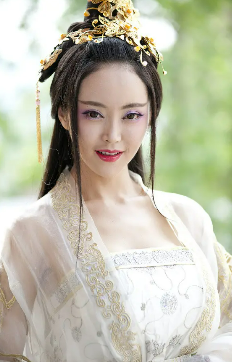 长腿女星潘春春现身商演!一双长腿堪比筷子,身上裙子太短引热议