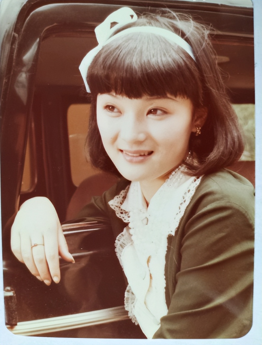 老照片:九十年代的女性,衣着艳丽,活力四射