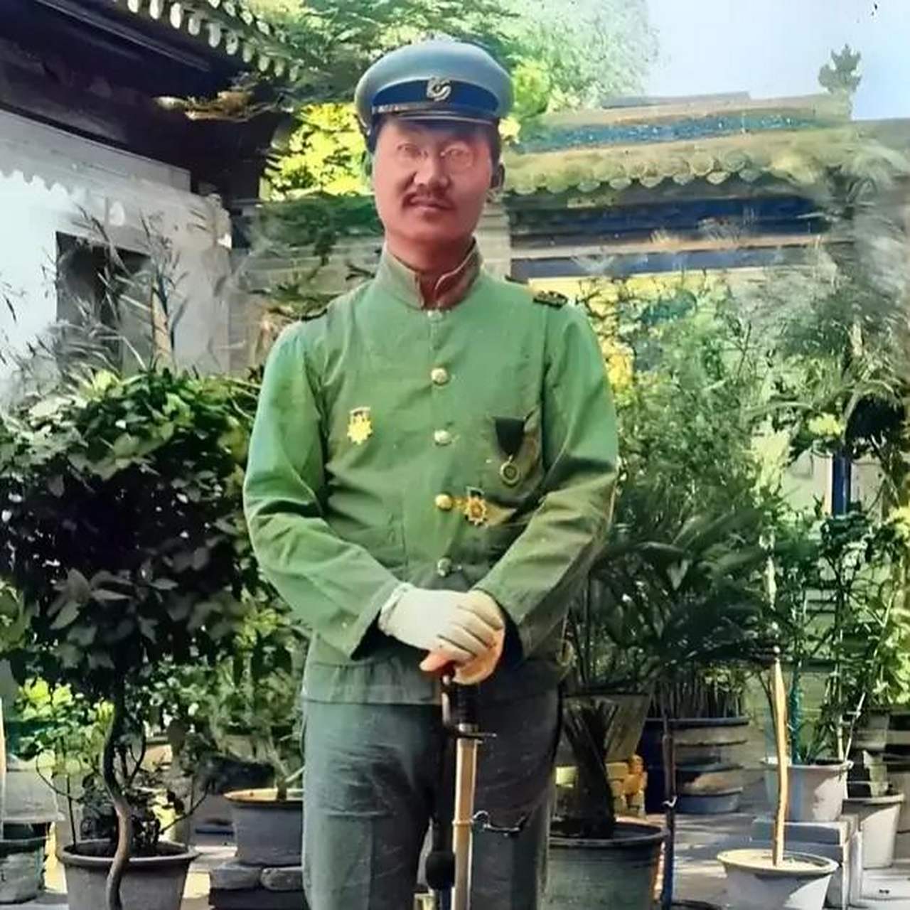 1916年,孔祥熙一张罕见的留影,照片中的他一身戎装,不过看起来还非常