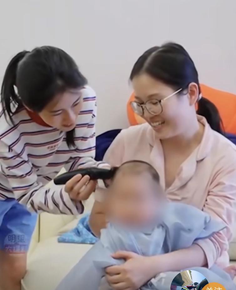 张碧晨官宣后首次亮相,母性光环十足,带娃细心体贴