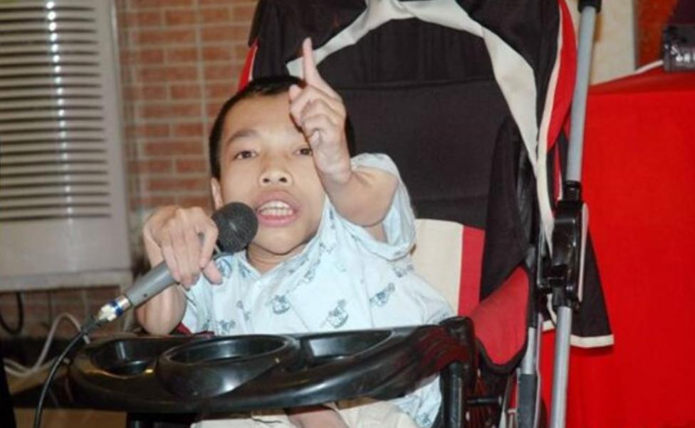 袖珍总裁李创利:成功逆袭赚上亿身价,坐婴儿车迎娶女秘书为妻