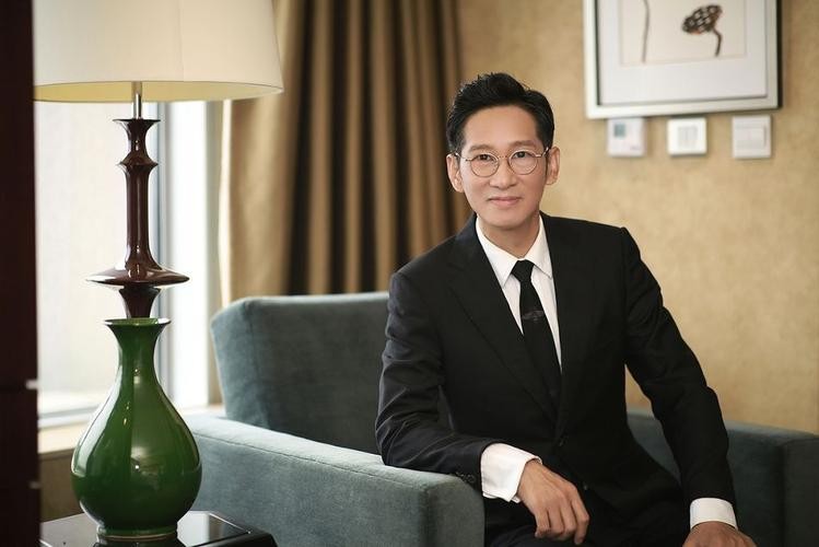 王劲松:当别人垫脚石32年,凭"东叔"一角走红,风光背后有泪水