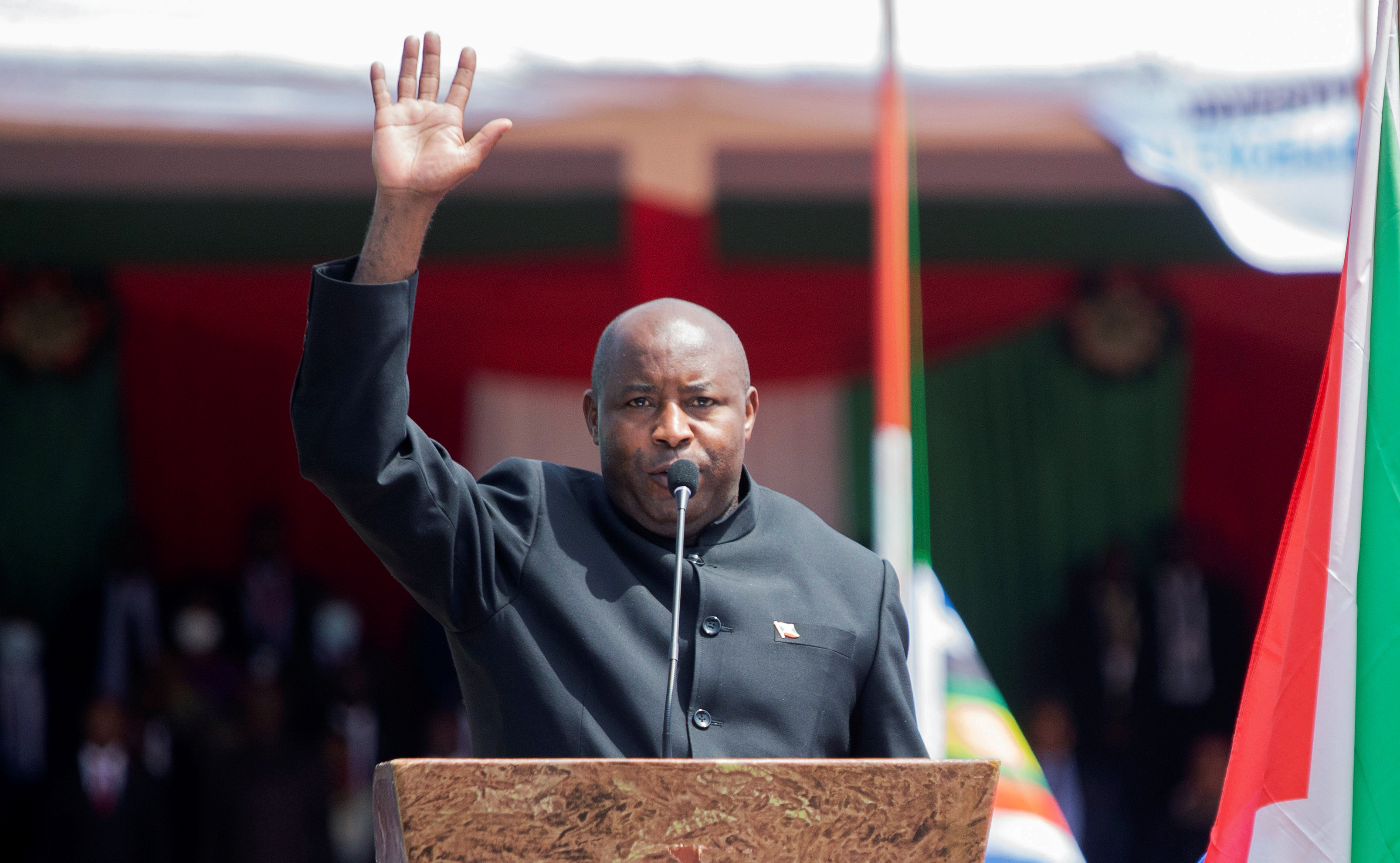 布隆迪新总统恩达伊施米耶宣誓就职(1)